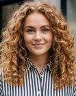 Cheveux longs dor&eacute;s avec des boucles