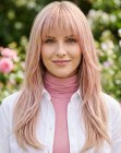 Cheveux blonds avec des tons roses