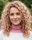 Cheveux longs et boucl&eacute;s avec des tons roses