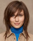 Coiffure longue avec une frange sur le c&ocirc;t&eacute;