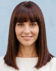 Cheveux longs, lisses et bruns