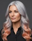 Cheveux longs argent&eacute;s avec des pointes rose p&ecirc;che