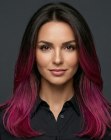 Cheveux fonc&eacute;s avec des pointes fuchsia