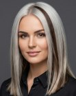 Cheveux longs gris avec des m&egrave;ches brunes
