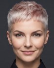 Cheveux blonds tr&egrave;s courts avec des accents rose
