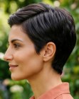 Coiffure courte et lisse pour le printemps