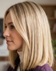 Coiffure blonde d&eacute;contract&eacute;e