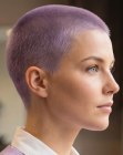 Femme aux cheveux rasés