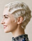 Cheveux courts d'un blond platine