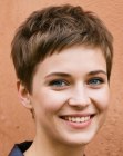 Coiffure très courte des années 1990