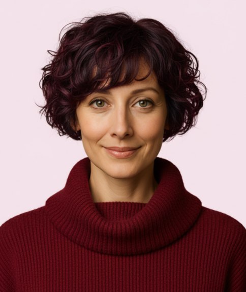 Cheveux bruns courts avec dégradé formant une silhouette arrondie