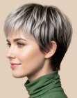 Coupe à la garçonne pour cheveux argent gris